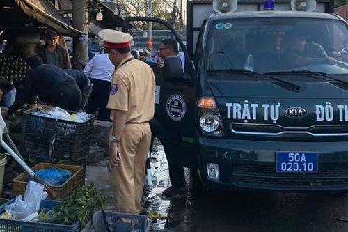 TP.HCM siết chặt an ninh, giao thông tại các chợ đầu mối trước Tết Bính Ngọ