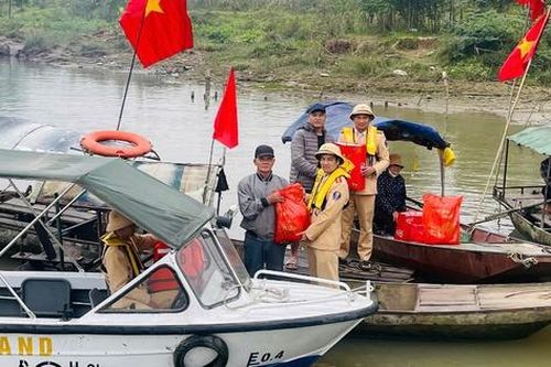 Hưng Yên: Tuyên truyền pháp luật đường thủy, trao quà Tết tại mô hình 'Làng chài bình yên'