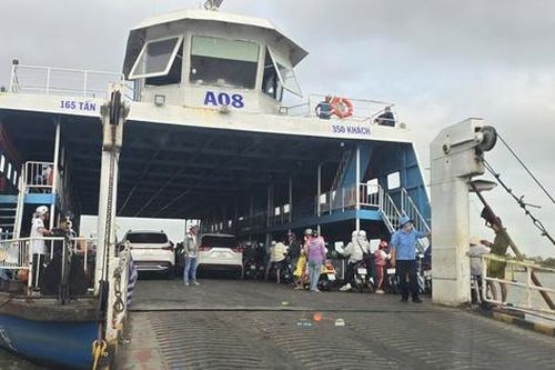 Các bến phà An Giang vận hành hết công suất trong cao điểm Tết Bính Ngọ