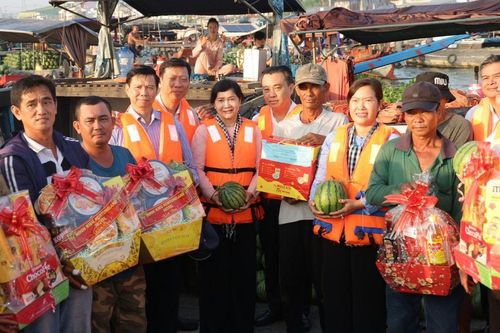 Lãnh đạo thành phố Cần Thơ thăm, tặng quà tiểu thương chợ nổi Cái Răng dịp Tết Nguyên đán