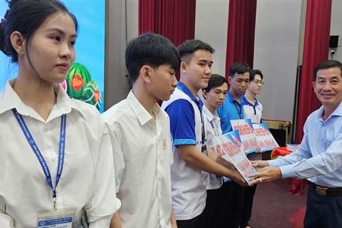 Trao 278 suất học bổng Lương Định Của tặng sinh viên hiếu học