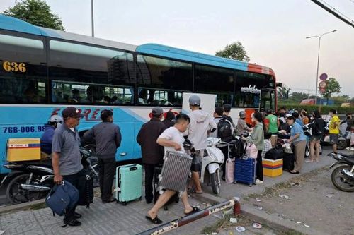 TP Hồ Chí Minh: Bát nháo xe giường nằm 'vợt khách', nhiều người vạ vật trên đường về quê