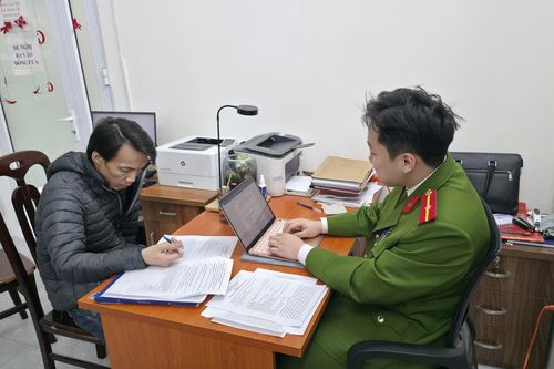Vận động đối tượng bị truy nã tội 'giết người' ra đầu thú