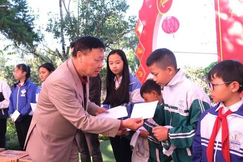 Hội Khuyến học tỉnh Lâm Đồng trao học bổng Tết cho học sinh vượt khó