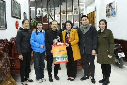 Phường Nùng Trí Cao thăm, tặng quà các đồng chí nguyên lãnh đạo trên địa bàn phường