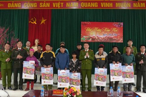 Công an tỉnh chúc Tết, tặng quà đồng bào dân tộc thiểu số, các hộ khó khăn trên địa bàn tỉnh