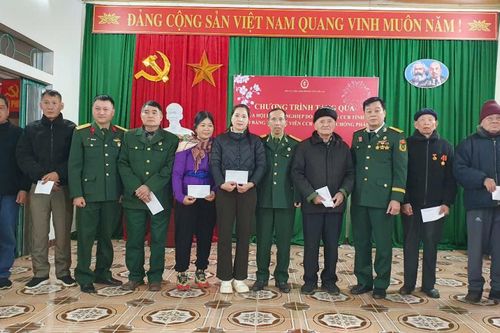 Tặng quà tết cho các cựu chiến binh phường Tân Giang, Nùng Trí Cao
