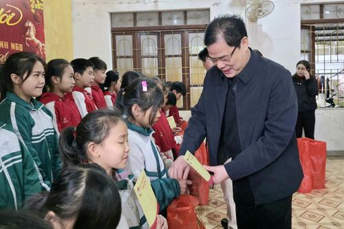 Phó Bí thư Tỉnh ủy, Chủ tịch Ủy ban MTTQ tỉnh Vũ Hồng Quang thăm, tặng quà tết Trung tâm Đào tạo, thi đấu Thể thao và Nghệ thuật tỉnh