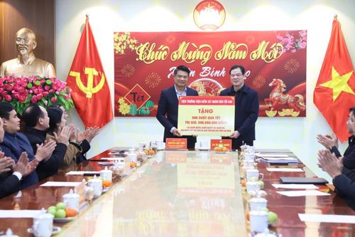 Viện trưởng Viện Kiểm sát nhân dân Tối cao Nguyễn Huy Tiến trao kinh phí tặng quà Tết các hộ gia đình chính sách cho Ủy ban MTTQ tỉnh