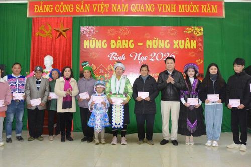 Phó Chủ tịch UBND tỉnh Hà Nhật Lệ tặng quà, chúc tết tại xã Độc Lập