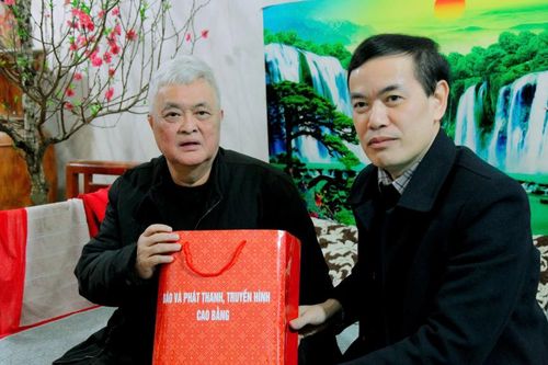 Báo và Phát thanh, truyền hình Cao Bằng thăm, tặng quà tết các đồng chí nguyên lãnh đạo cơ quan