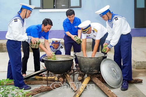 Ðảng và dân gắn bó nơi biển, đảo