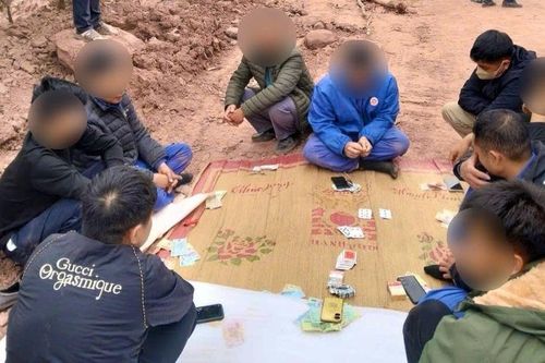 Bắt 9 'con bạc'