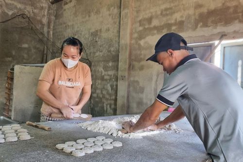 Làng bánh in nổi tiếng xứ Quảng vào vụ Tết, người dân tất bật cả ngày lẫn đêm