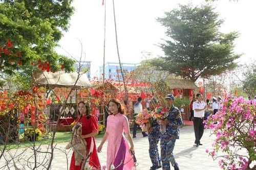 Rộn ràng chương trình 'Xuân chung tay giữ biển, Tết thắm tình quân dân'