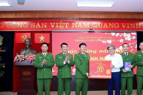 Phó Chủ tịch UBND TP Hà Nội Trương Việt Dũng chúc Tết lực lượng Công an Thủ đô