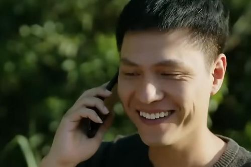 Lợi (Tô Dũng) bị hai kẻ lạ mặt chặn đánh giữa cánh đồng