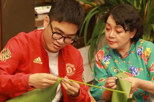 Nghệ sĩ Trà My tổ chức thi gói bánh chưng, NSND Lan Hương làm giám khảo
