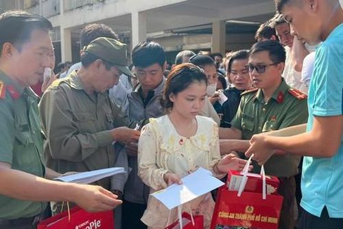 Công an TPHCM mang Xuân hy vọng đến bệnh nhân điều trị nội trú