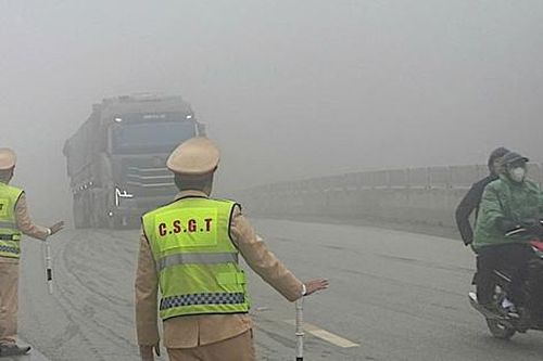 Trời mưa rét, sương mù hạn chế tầm nhìn: CSGT khuyến cáo gì?