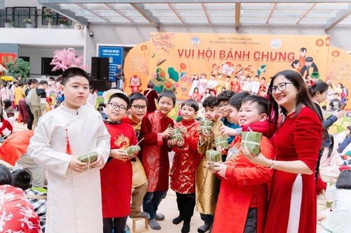 Học sinh Thủ đô rộn ràng trải nghiệm Tết Việt ngay tại sân trường