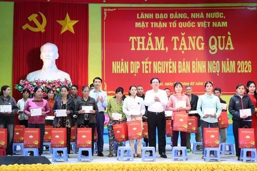 Phó Thủ tướng thăm, tặng quà Tết gia đình chính sách, công nhân khó khăn tại Gia Lai