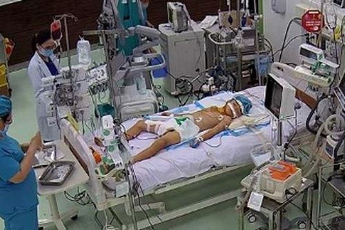 Cứu sống bé trai 7 tuổi đột ngột ngất xỉu, ngưng tim do viêm cơ tim tối cấp