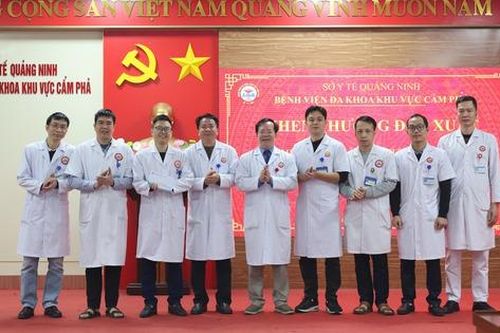 Khen thưởng đột xuất 17 y, bác sĩ cứu sống người đàn ông đa chấn thương nguy kịch