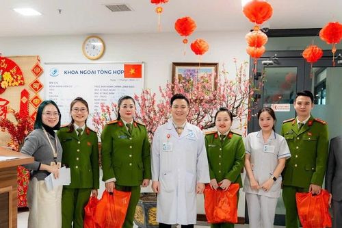 Sẻ chia, động viên các bệnh nhi phải điều trị xuyên Tết
