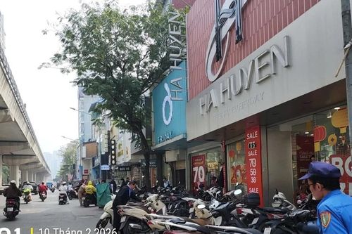 Phố nhộn nhịp người sắm Tết, lòng đường Cầu Giấy hóa bãi đỗ xe