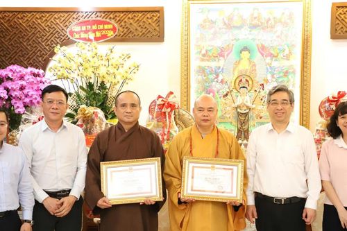 TP Hồ Chí Minh: Trao Bằng khen cho các vị Thượng tọa có nhiều đóng góp cho thành phố
