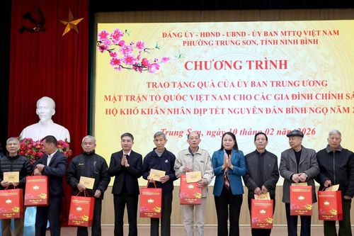 Phó Chánh Văn phòng Thường trực Văn phòng Trung ương Đảng trao quà Tết tại Ninh Bình