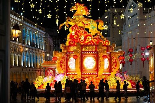 Châu Á rực rỡ trước Tết Bính Ngọ