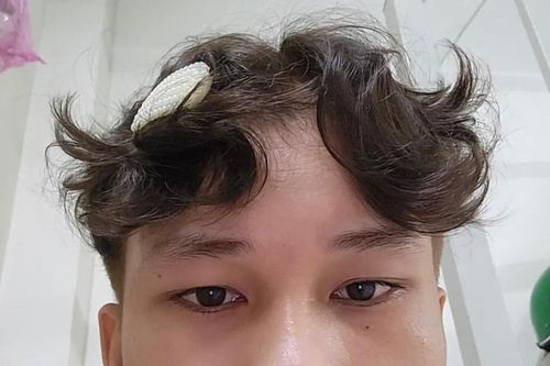 Chàng trai ở TP.HCM 'không dám ra đường' sau khi làm tóc đón Tết