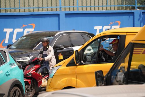 Các tuyến đường vào sân bay Tân Sơn Nhất chật kín xe cộ