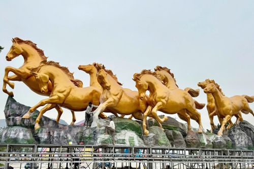 Linh vật 'Bát mã truy phong' gây chú ý bên vịnh Hạ Long