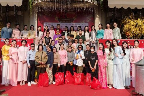 Trao quà, vé xe và lì xì cho người khó khăn trong 'Tết Hạnh phúc' mùa 4