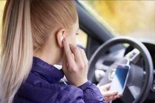 Những sai lầm nghiêm trọng khi vừa lái xe vừa nghe nhạc