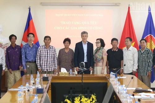 Tri ân các gia đình gốc Việt có công với cách mạng