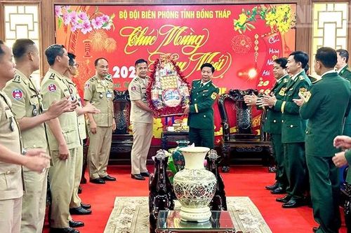 Ty Công an tỉnh Prey Veng chúc Tết Bộ đội Biên phòng Đồng Tháp