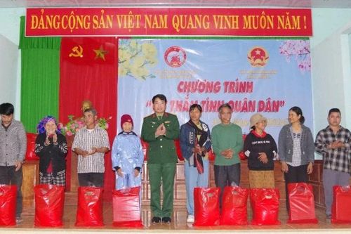 Tặng quà Tết cho gia đình chính sách tại xã A Lưới 2