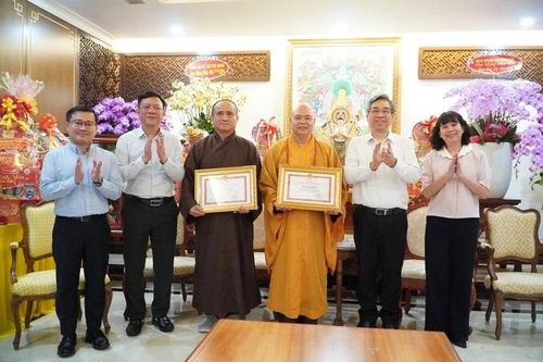 Lãnh đạo Thành phố Hồ Chí Minh trao Bằng khen cho Thượng tọa Thích Thanh Phong và Thượng tọa Thích Tâm Hải