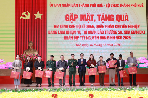 Bộ CHQS TP Huế tặng quà gia đình cán bộ sĩ quan, QNCN làm nhiệm vụ tại Trường Sa, Nhà giàn DK1