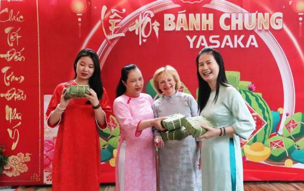 2.000 chiếc bánh chưng xanh, Mang Tết về nhà