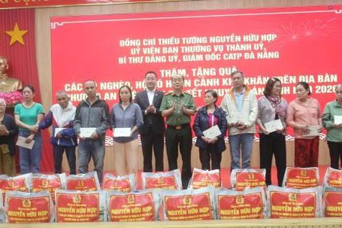 Giám đốc Công an TP Đà Nẵng thăm, tặng quà Tết cho các hộ nghèo, hộ đặc biệt khó khăn trên địa bàn phường An Khê