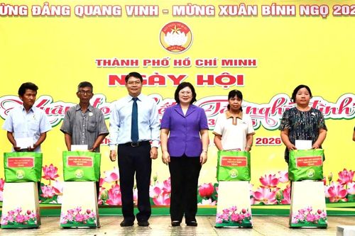 Đồng chí Văn Thị Bạch Tuyết dự Ngày hội 'Xuân đoàn kết - Tết nghĩa tình' tại xã Bình Chánh