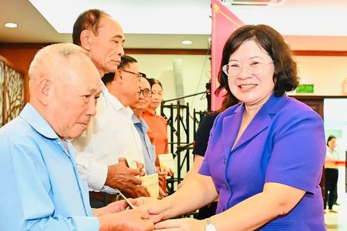 Thành ủy TPHCM gặp gỡ, tặng quà tết các bí thư chi bộ khu phố