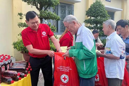 Phong trào 'Tết Nhân ái' Xuân Bính Ngọ 2026 đã trao hơn 1,3 triệu suất quà
