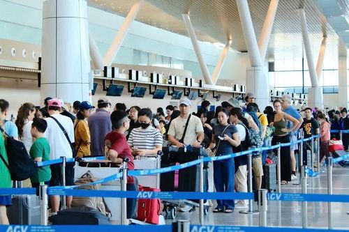 Ngày 10-2, sân bay Tân Sơn Nhất khai thác 1.015 chuyến bay với gần 145.000 lượt khách