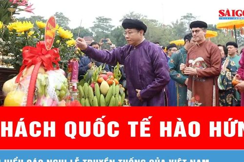 Khách quốc tế hào hứng tìm hiểu các nghi lễ truyền thống của Việt Nam
